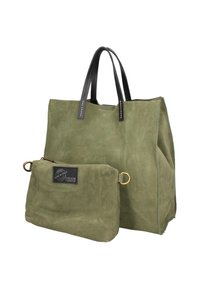 Groene suède tote bag met zwarte leren handvatten, voorzien van een kleinere bijpassende pouch. Zichtbare stiksels en een label op de pouch.