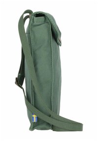 Zelená plátěná taška obdélníkového tvaru s nastavitelným ramenním popruhem a akcentem ve formě švédské vlajky. Má klopové zapínání a texturovaný povrch.