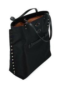 Sac fourre-tout noir en tissu avec des accents en cuir, comprenant deux poignées, une fermeture à pression et des clous en argent le long du côté. L'intérieur est marron.