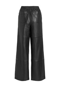 Pantalon en cuir noir à jambes larges avec taille élastique et deux poches arrière, vu de dos sur fond blanc.