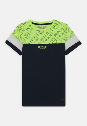 Camiseta de manga corta para niños con parte superior de color verde neón con estampado, parte inferior azul marino y texto "RETOUR DNM DE LUXE" en el pecho.