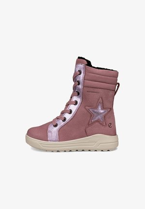 Stivale alto impermeabile rosa con dettaglio a stella metallica, chiusura con lacci, caviglia imbottita e suola bianca.