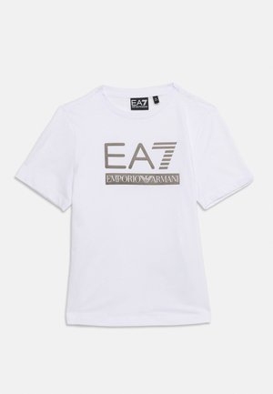 Camiseta blanca de manga corta con el logo "EA7 Emporio Armani" en gris en la parte delantera y cuello redondo.