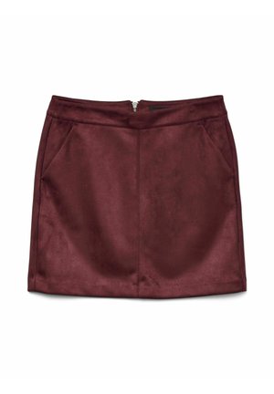 Mini-jupe bordeaux en tissu doux et texturé, dotée d'une fermeture éclair au dos et de deux poches avant. Design simple et épuré avec des lignes nettes.
