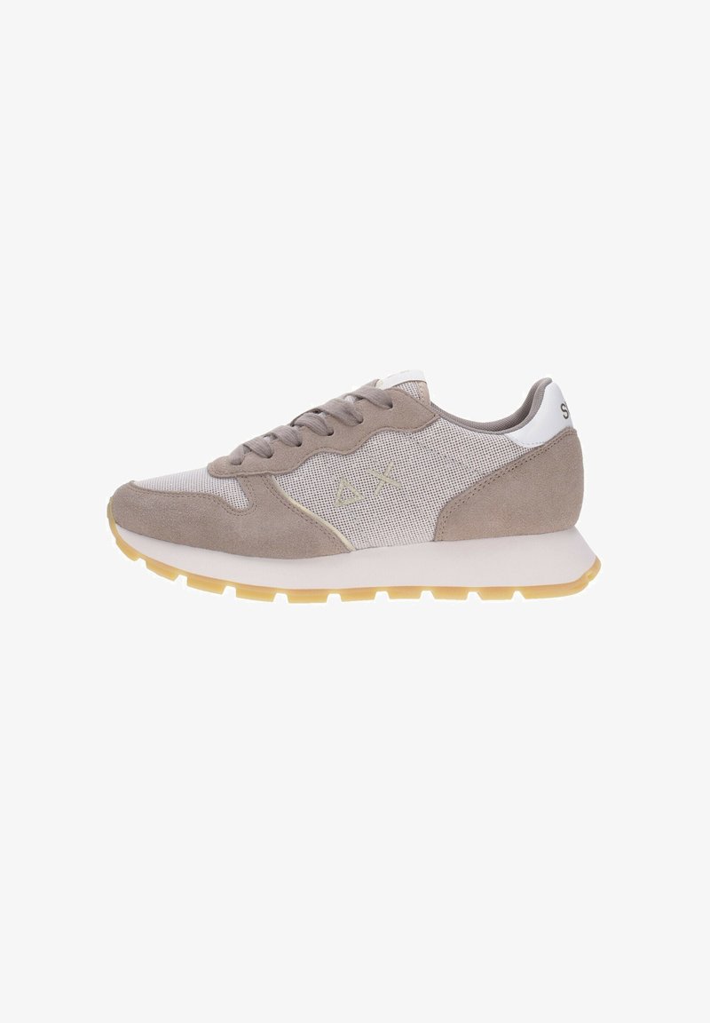 Basket de sport beige et blanche décontractée avec des superpositions en daim, des panneaux en mesh, une fermeture à lacets et une semelle gomme, vue de côté sur fond blanc.