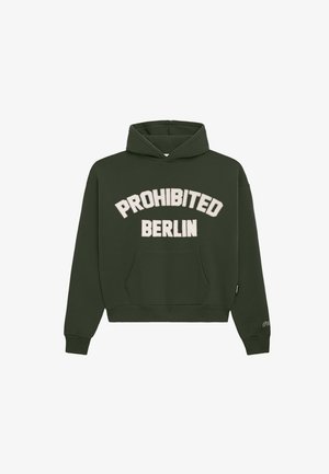 Mørkegrøn hoodie med frontlomme og hvid tekst "PROHIBITED BERLIN" på brystet, ribbede manchetter og kant, samt en hætte uden snore.