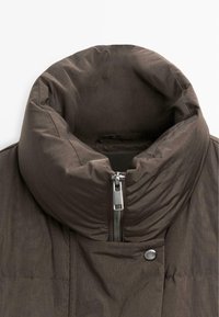 Brun isoleret jakke med høj krave, der har lynlås og trykknaplukning; glat, mat tekstur; quiltet design.