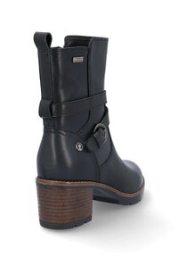 Bota de cuero negra de media caña con tacón de bloque de madera, correa con hebilla lateral, tira de agarre y etiqueta de metal "resistente al agua".