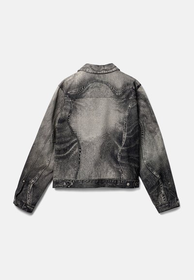 Giacca di jeans nera sbiadita con un fit strutturato. Presenta tasche doppie sul petto, chiusure a scatto e dettagli di cucitura in evidenza.