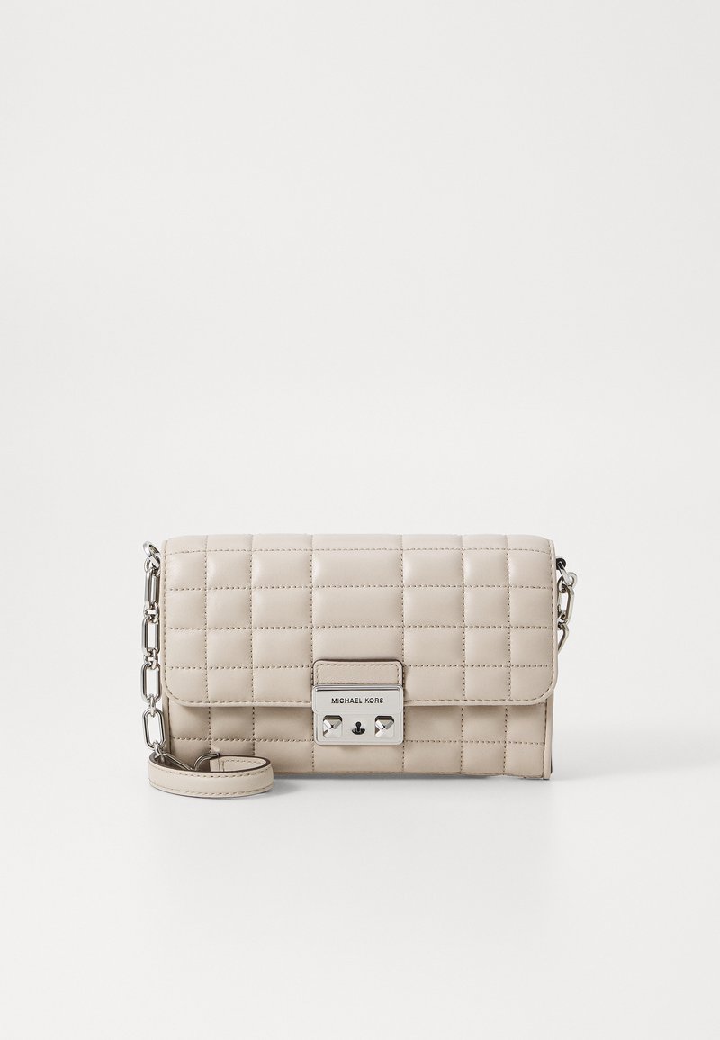 Borsa a tracolla in pelle beige trapuntata con hardware argentato e tracolla a catena. Presenta una patta frontale e una placca con logo sulla chiusura.