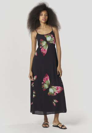 Zwarte maxi-jurk met dunne bandjes, voorzien van grote vlinder- en bloemenprints in groen en roze. Gemaakt van lichtgewicht stof met een vloeiend ontwerp.