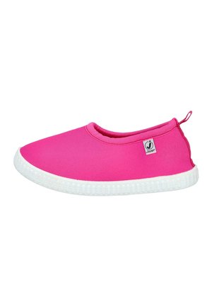 Zapato tipo slip-on de color rosa brillante con suela blanca texturizada, puntera redondeada y pequeña lengüeta de tela en el talón; pequeña etiqueta de la marca en el lateral.