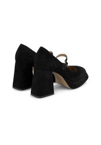 Scarpe platform in suede nero con punta rotonda, cinturino alla Mary Jane e tacco quadrato spesso. Presentano una fodera interna liscia e un marchio discreto.