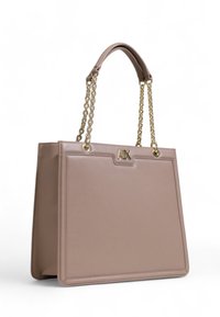 Borsa tote in faux leather beige con manici a catena dorata, forma strutturata e un'accattivante accentatura dorata con logo sulla parte anteriore. Texture liscia e design minimalista.