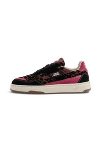 Sneaker basse avec des panneaux en suède noir, rose et imprimé léopard, semelle blanche, lacets noirs et logo "CAVAL" sur le côté.