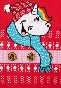 Roter Pullover mit einem Cartoon-Einhorn, das eine Strickmütze und einen blauen Schal trägt. Enthält Keks-Muster und ein strukturiertes Design in kontrastierenden Farben.