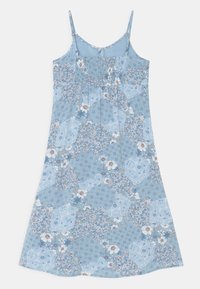 Sininen kukallinen mekko ohuilla olkaimilla, jossa on smokkibodice. Kankaan paisley-kuviointi sisältää valkoisia ja vaaleansinisiä kukkia.