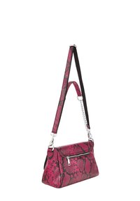Borsa in finta pelle di serpente rosa con tasca con zip, hardware argentato e tracolla staccabile con accentuazione a catena.