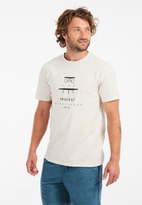 Bežinis medvilninis marškinėliai su juodu grafiniu spaudiniu, kuriame užrašyta "PROTEST SPORTSWEAR". Apskrito kaklo, trumpomis rankovėmis, laisvas fasonas.