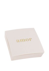 Scatola quadrata, rosa pastello e morbida al tatto; presenta la parola "amor" in lettere dorate sul coperchio.