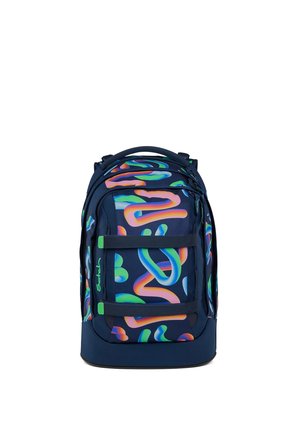 Dunkelblauer Rucksack mit neongrünen, mehrfarbigen abstrakten Zickzack-Mustern und grünen Reißverschlussanhängern, von vorne auf weißem Hintergrund gezeigt.