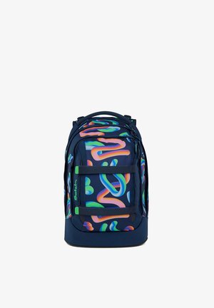 Dunkelblauer Rucksack mit neongrünen, mehrfarbigen abstrakten Zickzack-Mustern und grünen Reißverschlussanhängern, von vorne auf weißem Hintergrund gezeigt.