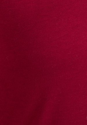 Tessuto a coste rosso con una superficie liscia. Il materiale è elastico e presenta un motivo uniforme di sottili linee verticali.