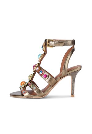 Guld højhælet sandal med ankelrem og flerfarvede ædelstensdekorationer på tre vandrette remme.