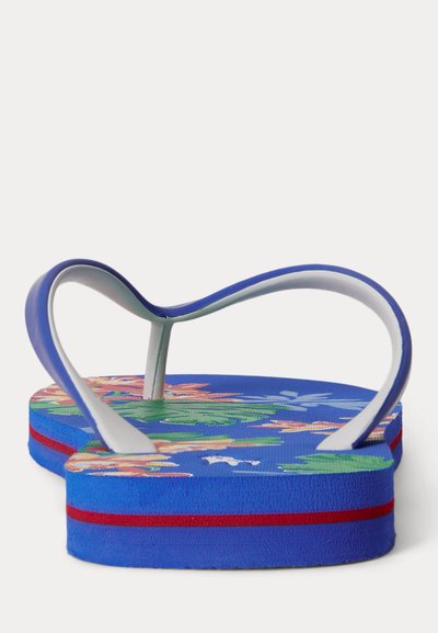 Niebieska klapka z czerwonym paskiem na podeszwie i kwiatowym wzorem na wkładce, widziana od tyłu z białymi i niebieskimi paskami.