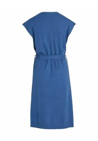 Robe tricotée bleue sans manches longueur genou avec une coupe ample et une ceinture en tissu à la taille, vue de dos sur fond blanc.
