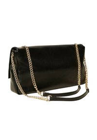 Čierna kožená kabelka s obdĺžnikovým tvarom, vybavená zlatým reťazovým remienkom a koženými detailmi, ktoré dodávajú hladkú textúru a elegantný dizajn.