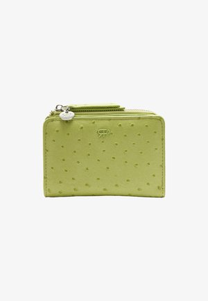 Zielony portfel wykonany z miękkiego materiału z teksturowanym wzorem w kropki. Posiada zamek błyskawiczny oraz mały metalowy charms na suwaku.