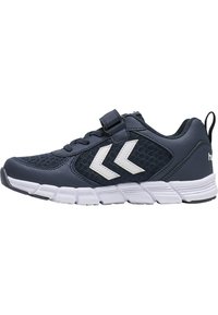 Baskets de sport navy avec un dessus en mesh texturé, accents blancs, sangle ajustable et semelle en caoutchouc flexible conçue pour le confort et le soutien.