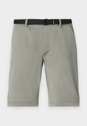 Grijze shorts van een textuurstof, met een zwarte riem, standaard zakken en een zoom die net boven de knie eindigt.