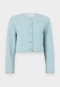 Jasnoniebieska pikowana kurtka o kroju cropped z długimi rękawami, z okrągłym dekoltem i pięcioma błyszczącymi zapięciami na guziki z przodu.