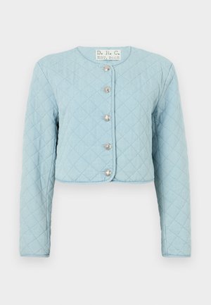 Casaco cropped acolchoado azul claro com mangas longas, apresentando um decote redondo e cinco fechos de botão brilhantes na frente.