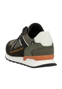 Gröna och svarta mockaskor med en vit häl, orange sömmar och ett strukturerat mönster. Har en vit mellansula och en mörk gummiyttersula.