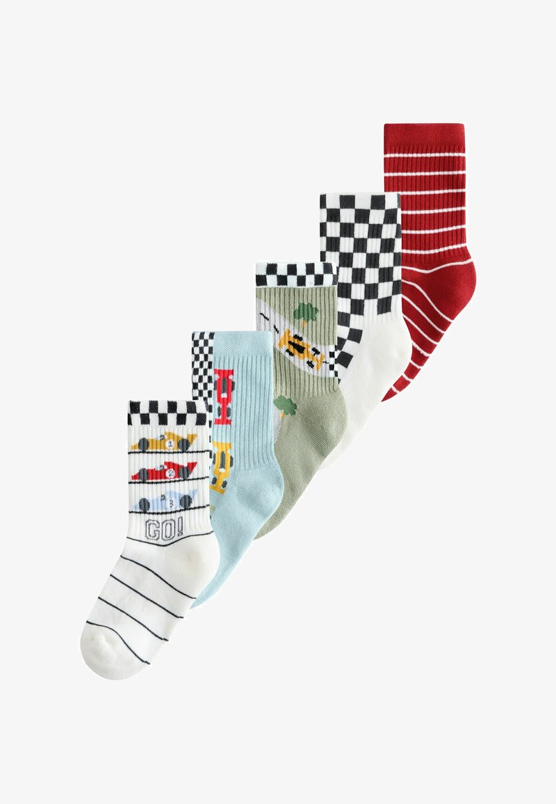 Kindersokken in vijf paar met raceauto ontwerpen, geblokte vlaggen en rood gestreepte patronen, gerangschikt in een diagonale lijn.