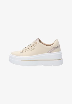 Beige lage sneaker met dikke witte plateauzool, vetersluiting en subtiele metalen accenten op de hiel en tong met "VENEZIA" branding.