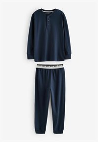 Navy blue loungewear set, jossa on pitkähihaiset paita, jossa on kolme nappia, ja yhteen sopivat housut joustavyötäröllä. Pehmeää puuvillakankaita.