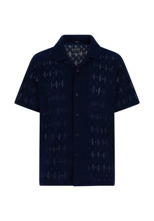 Chemise bleu marine à manches courtes avec boutons, motif en dentelle et col classique, marque Guess à l'intérieur du col.