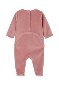 Samtenes rosa Einteiler mit langen Ärmeln, einem runden Ausschnitt und Druckknopfverschlüssen im Rücken. Verfügt über ein rundes Taschendesign auf der Vorderseite.