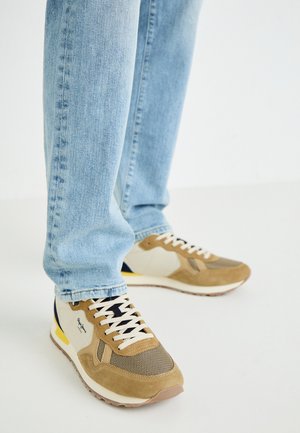 Bruna och krämfärgade sneakers med mesh- och mockamaterial, med en mönstrad tå, kontrasterande marinblå detaljer och en strukturerad sula.