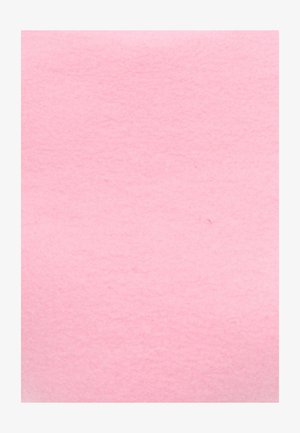 Różowy filc o miękkiej, teksturowanej powierzchni. Jednolity kolor z niewielkimi odcieniami; odpowiedni do rękodzieła lub tapicerki.