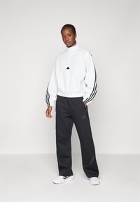 adidas Sportswear FUTURE ICONS THREE STRIPES QUARTER ZIP - Ikdienas džemperis - white