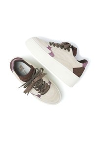 Beige Wildledersneaker mit lila und braunen Akzenten. Ausgestattet mit einem strukturierten Design, dicker weißer Sohle und braunen Schnürsenkeln.