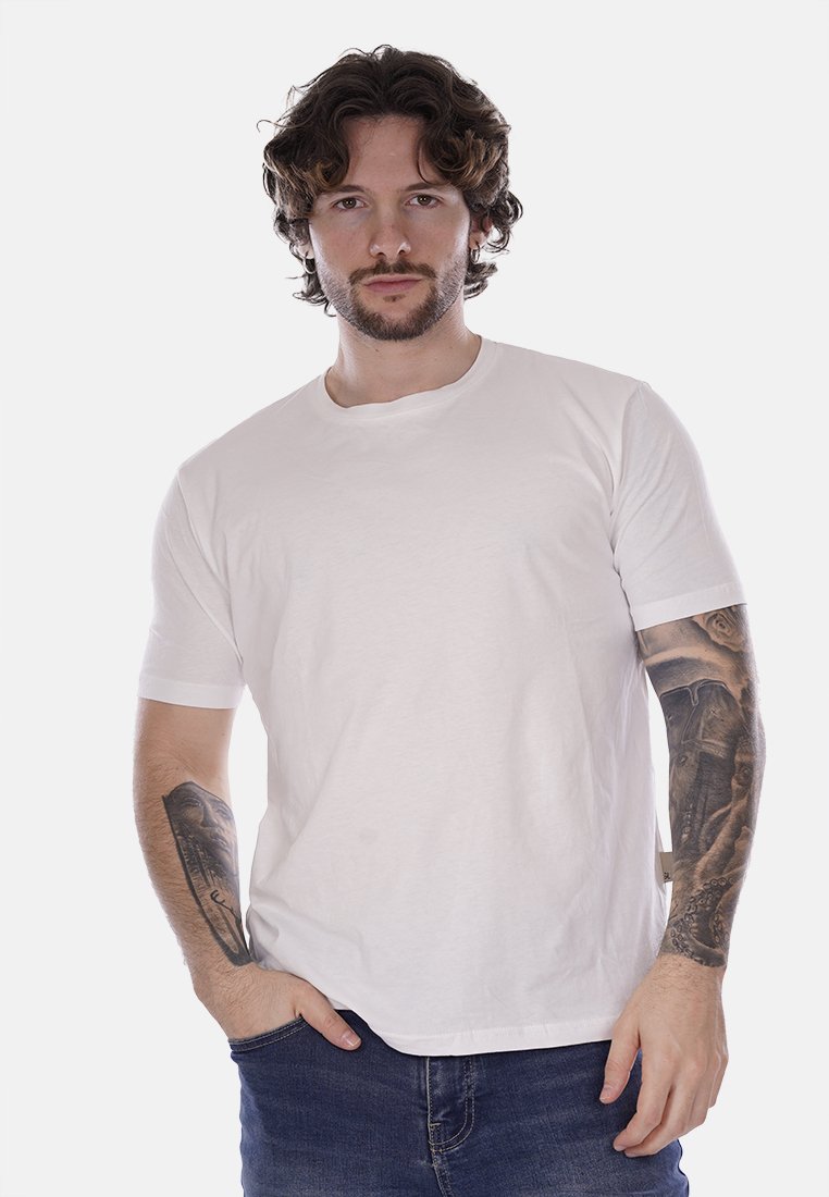 T-shirt bianco in cotone con collo rotondo e maniche corte. Presenta una vestibilità standard e una texture liscia. Design minimale, senza motivi o grafiche.
