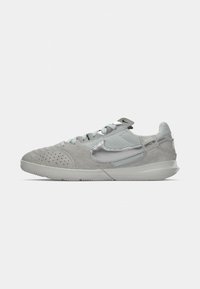 Sneaker grigio in suede con accenti testurizzati argentati, lacci azzurri e un design snello. Presenta una punta perforata per la traspirabilità.