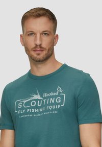 s.Oliver MIT FRONTPRINT - Triko s potiskem - petrol