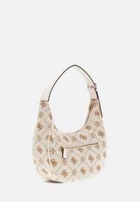 Hobo tas in crèmekleurige stof met gouden logo patroon, voorzien van een bovenhandvat en een voorzak met rits. Soepele textuur en gebogen vorm.